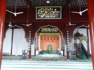 Kondisi lingkungan masjid yang waktu itu sepi mulai didatangi jama'ah muslim asal Negeri Tirai Bambu itu. 