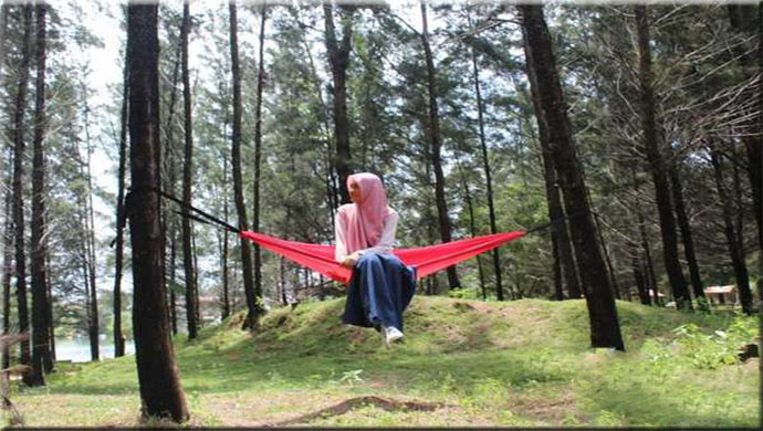 Pakai Hammock di Pantai Lhoknga, Aceh