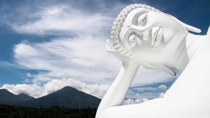 Tak perlu ke Thailand untuk melihat Patung Buddha Tidur, Indonesia Juga Ada