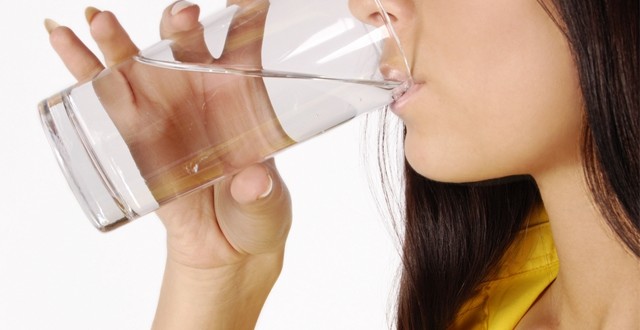 Bahaya Minum Air Putih Berlebih
