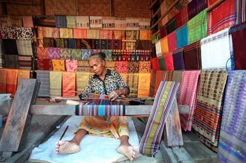 Mengenal Tenun Lombok di Desa Kebiasaan Sade