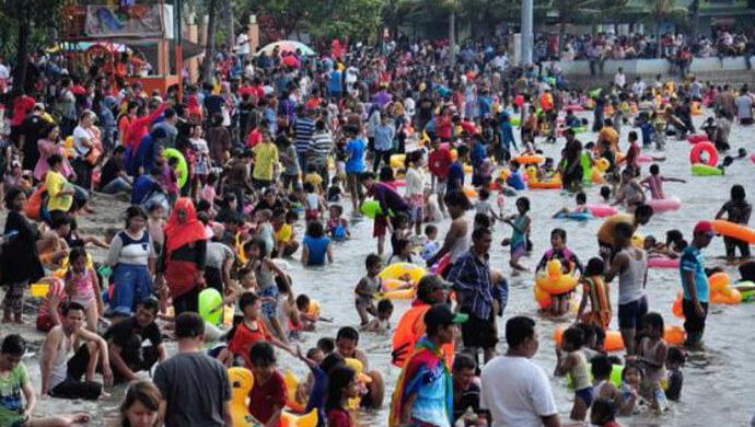 Suasana Lebaran Di Pantai Ancol Di Jaga TNI Hingga Pramuka