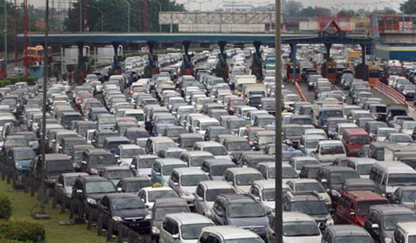 Macet, 500 kendaraan masuk Tol Cikampek-Jakarta gratis