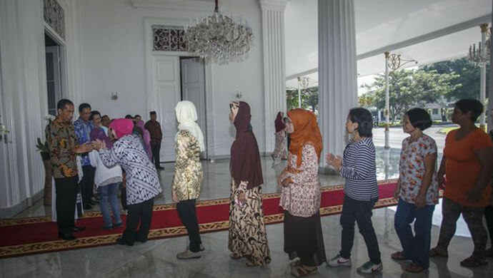 Warga Antre Untuk Jabat Tangan Dengan Presiden Di Gedung Agung