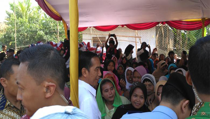 Warga Lebih Pilih Salaman Dengan Pak Jokowi Ketimbang Ambil Sembako