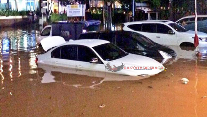 Banjir Kemang Membuat Lokasi Tersebut Tak Dapat Dilalui dan Banyak Mobil Hampir Tenggelam Oleh Banjir