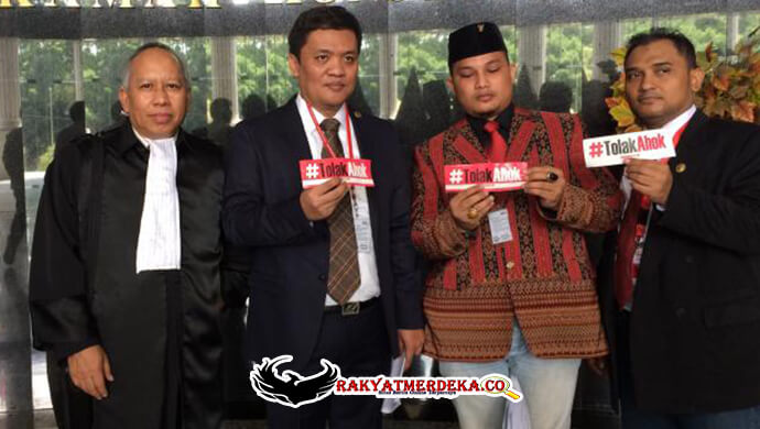 di-gedung-mk-habiburokhman-memamerkan-stiker-tolakahok