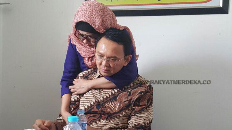 Wajah Sedih Ahok di Pelukan Kakak Angkat Setelah Sidang