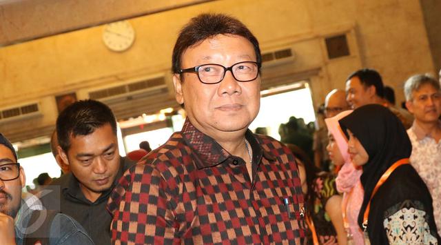 Menteri Tjahajo,"Kami akan berhentikan Ahok setelah masa cutinya habis".