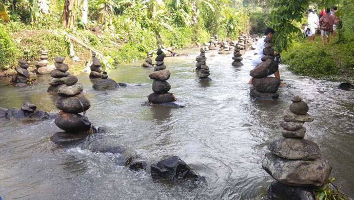 antara-iseng-misterius-tumpukan-batu-di-aliran-sungai-cibojong