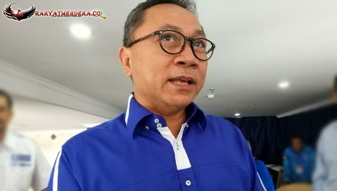 Zulkifli Hazan Akan Segera Bertemu Gerindra Bahas Capres dan Cawapres Rakyatmerdeka.co - News, Jakarta - Ketua Umum PAN, Zulkifli Hasan mengaku akan segera melakukan komunikasi dengan partai Gerindra untuk membahas Pilpres 2019. Dia mengklaim akan segera langsung membahas soal siapa-siapa saja yang akan maju untuk melawan Joko Widodo. Ketua MPN ini menegaskan bakal membentuk poros baru yang baik untuk umat. "Sekarang lagi pertemuan partai menggagas koalisi berkualitas yang rasional umatnya, tidak gaduh umatnya, tentram yang bisa berdaulat rakyatnya sejahtera. Nanti kita galang yang mana-mana baru ditentukan dan siapa-siapa saja,"ucap Zulkifli. Zulkifli menyebut hasil dari pembahasan akan kelihatan pada bulan depan. Saat ini pihaknya belum bertemu langsung dengan petinggi Gerindra. Menurut dia masih panjang soal proses dinamika politiknya. "Kita jadi masih panjang ya, mudah-mudahan bulan depan nanti kelihatan,"katanya. Zulkifli Hasan juga mengaku tidak mambawa syarat khusus untuk ditawarkan kepada Gerindra. Sebelumnya, Ketua DPP PAN Yandri Susanto mengklim lebih mau mencocokan Prabowo dengan Zulkifli. Syarat itu supaya PAN dapat berkoalisi dengan Gerindra demi memenuhi batas pencalonan 20 persen. "Enggak pakai syarat-syarat apapun kita ketemu dulu, belum ketemu pakai syarat-syarat bagaimana nanti jadinya,"tutupnya.