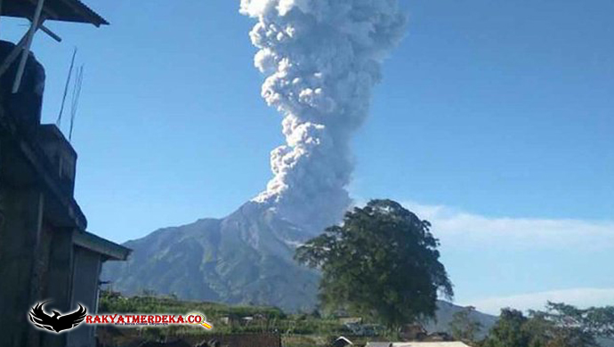 amukan-merapi-kembali-memuntahkan-abu-vulkanik