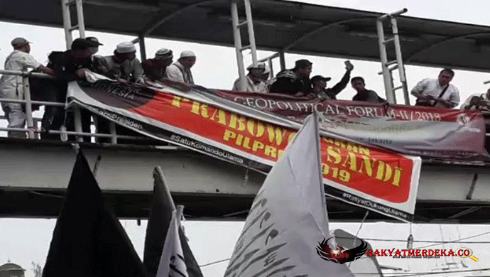 Aksi-211-Tidak-Hanya-Menuntut-Pembakar-Bendera-Spanduk-Anies-Sandi-Juga-Diturunkan