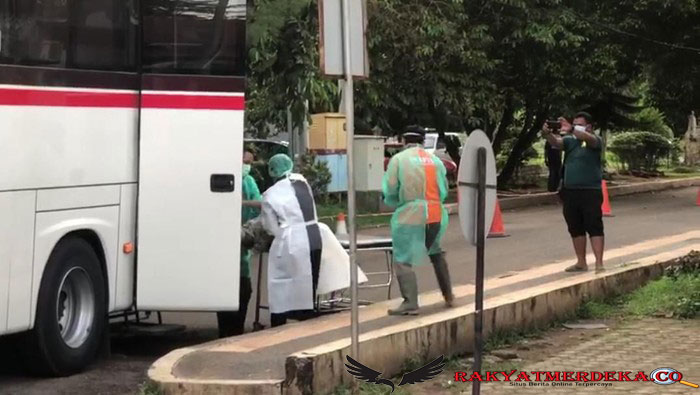 Penumpang Bus Dievakuasi Petugas di Subang Diduga Meninggal Sakit Lambung