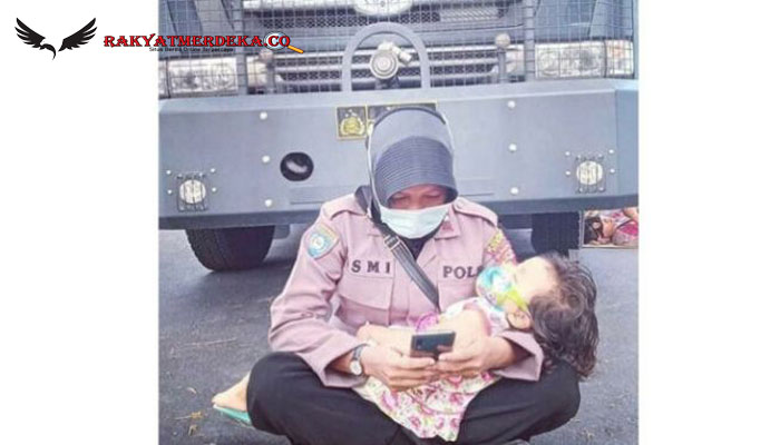 Viral Foto Polwan Jaga Kantor Bawaslu Sambil Mengasuh Anaknya