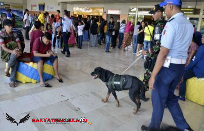 Pria Sayat Leher Sendiri di Bandara, Ditinggal Teman karena Tak Punya Uang