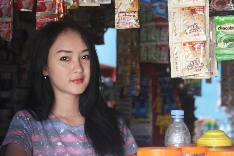 Foto Viral Gadis Penjaga Warung Kopi Mirip "Anya Geraldine", Pembeli sampai Ogah Pulang