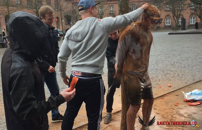 Tradisi Lempar Bubuk Rempah Bagi yang Berusia 25 Tahun dan Lajang di Denmark, Seperti Apa?