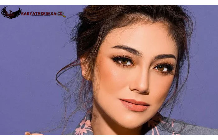 Heboh Celine Evangelista Dipangku Pria Lain, Netizen: Cari Sensasi