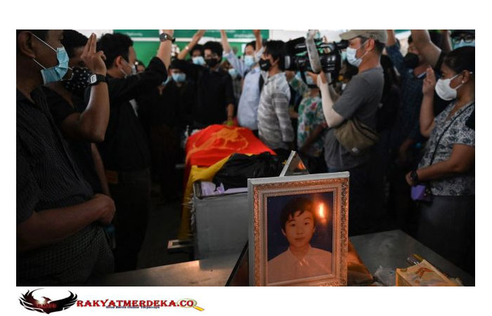 Dorr! Polisi Myanmar Bubarkan Pelayat di Upacara Pemakaman