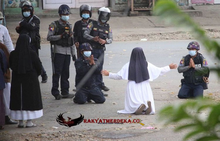 Aksi Suster Ann Roza Lindungi Demonstran Myanmar: Tolong, Tembak Saya Saja