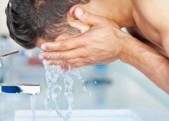 Pria Tidak Dianjurkan Memakai Sabun Mandi untuk Cuci Muka